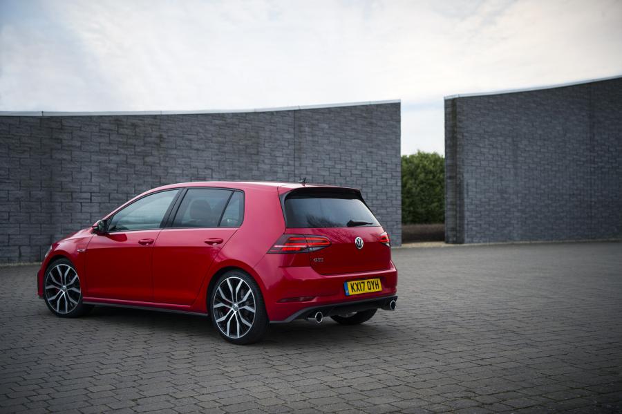  Volkswagen Golf GTi 5-Door 2017 года  (UK) (фото 20 из 28)